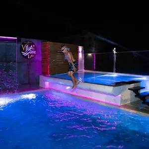 فندق One, دراس